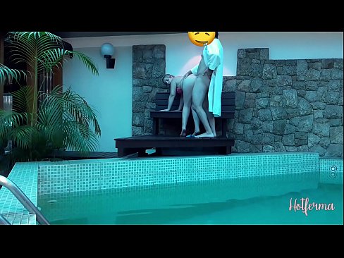 ❤️ Oga pe iranṣẹbinrin si awọn pool, sugbon ko le koju kan gbona ️❌ Iwa onihoho furo